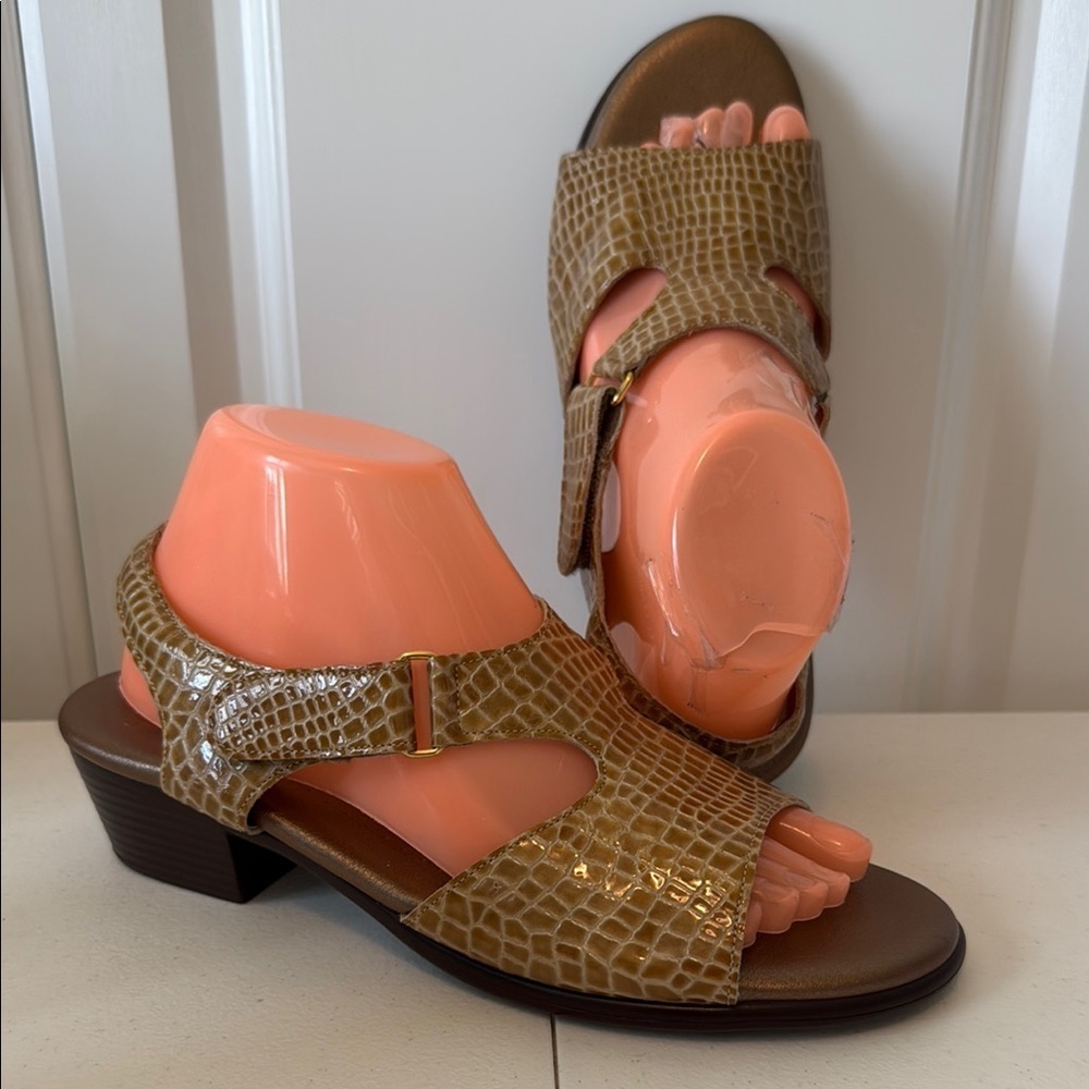 *NEW w/o BOX - SAS EMBOSSED LEATHER SANDALS (sz 8.5)